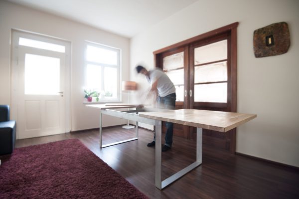 Tisch Detail Holz Metall ausziehbar